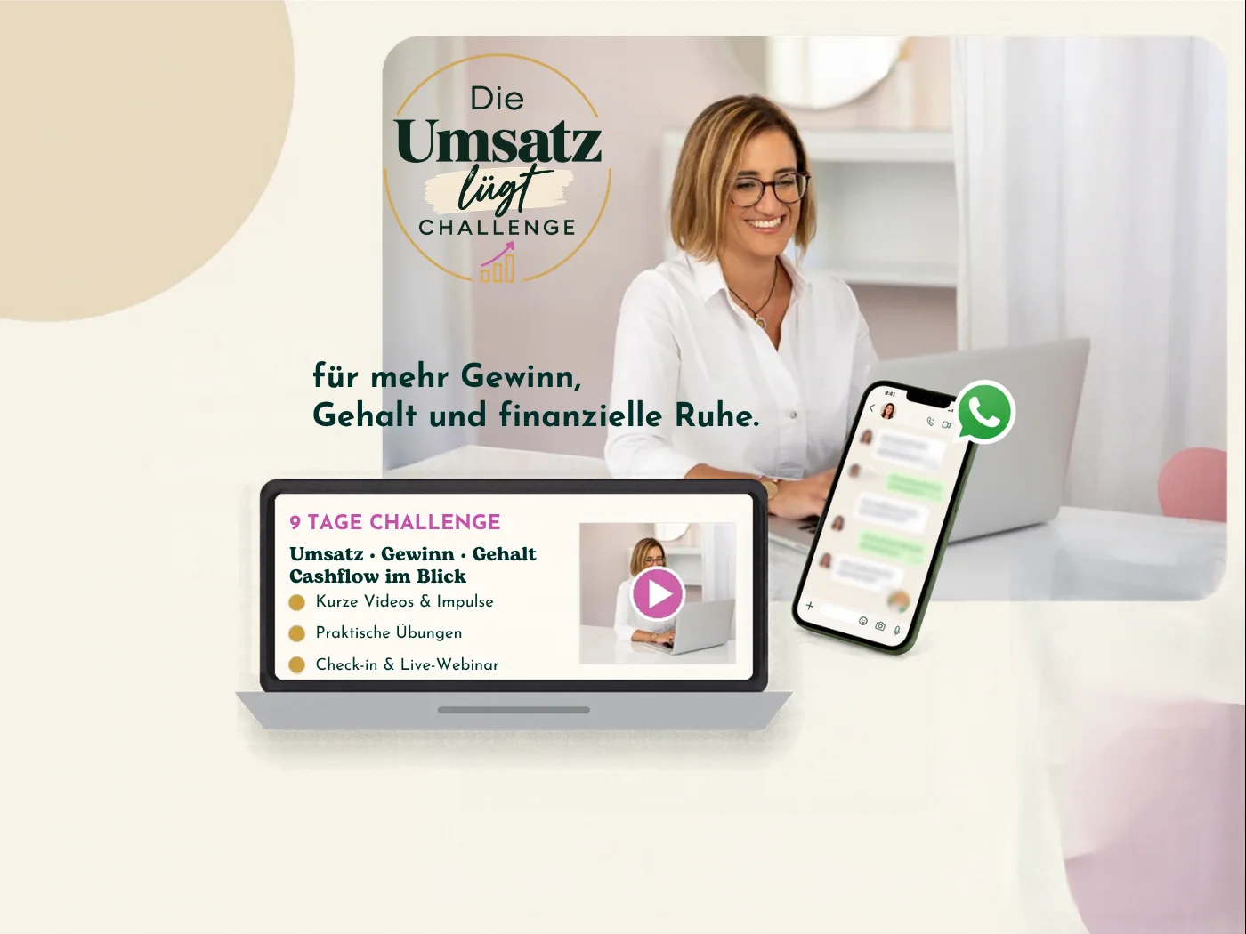 Özlem am Laptop mit dem Logo der Umsatz lügt Challenge